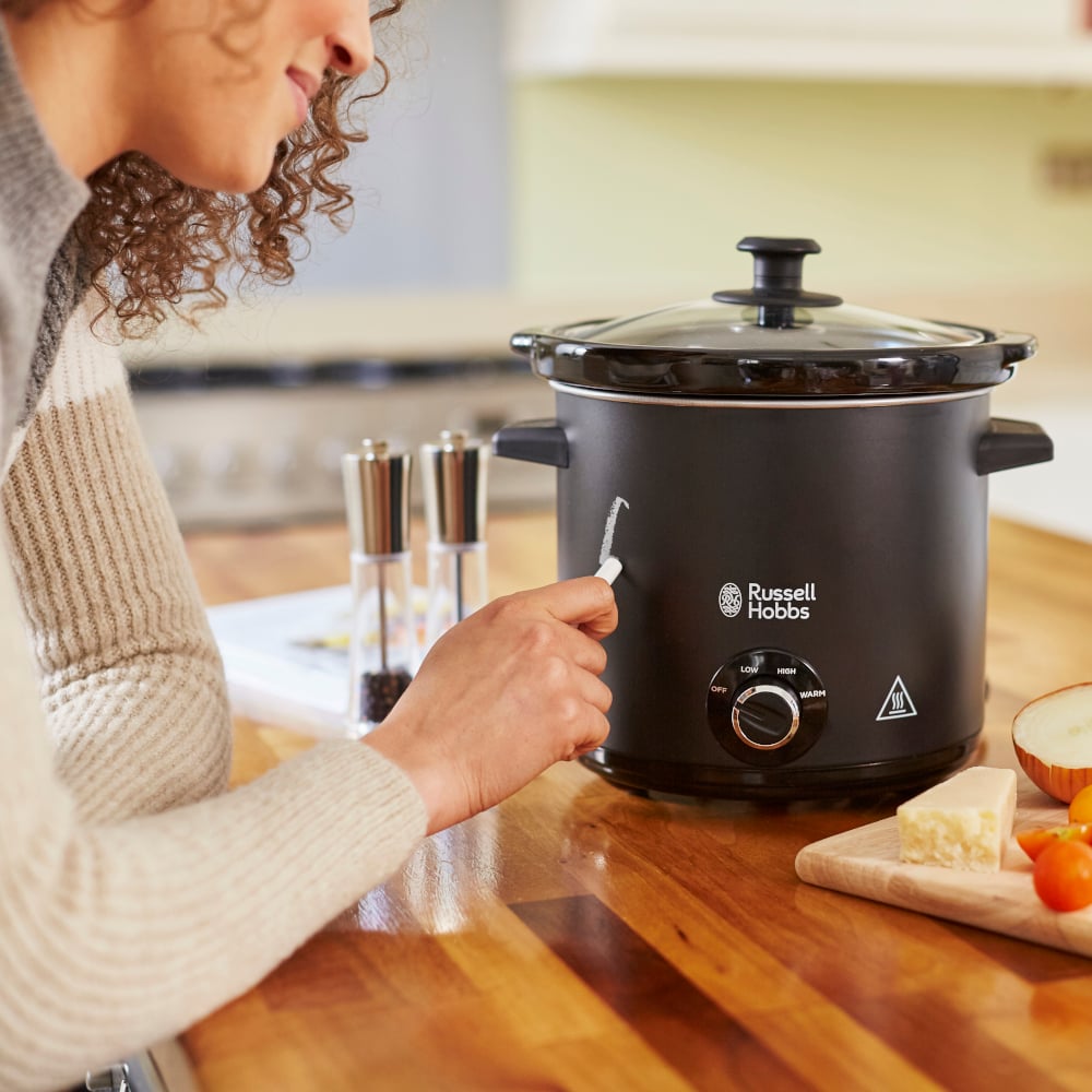 RUSSELL HOBBS Chalkboard Slow Cooker 200 W pomalý hrnec / hliníkový, elektrický hrnec Finesio.cz
